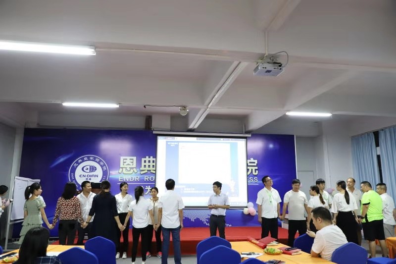 东升国际皇家商学院开课了